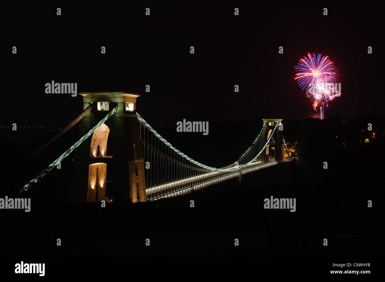 Fuochi d'artificio oltre il ponte sospeso di Clifton a Bristol. Foto Stock