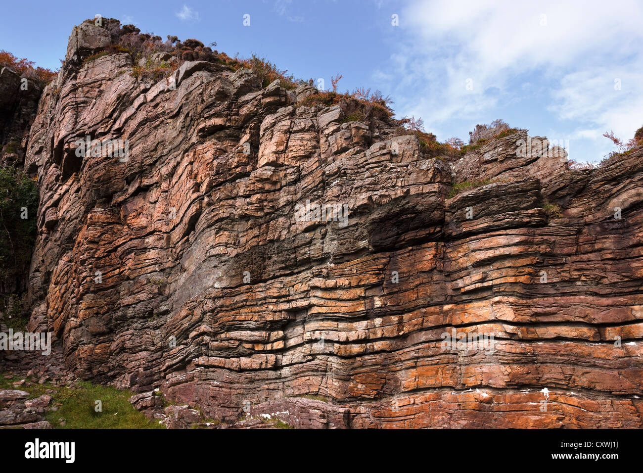 Erosi in arenaria sedimentaria strati di roccia a strapiombo a Camas Daraich Bay, Punto di Sleat, Skye, Scotland, Regno Unito Foto Stock