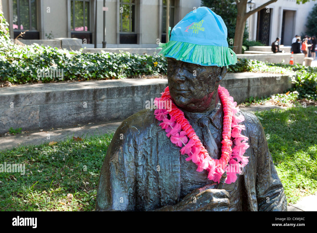 Una statua di bronzo ornati con lei rosa Komen durante 3 giorni di gara per le cure - Washington DC, Stati Uniti d'America Foto Stock Una statua di bronzo ornati con lei rosa Komen durante 3 giorni di gara per le cure - Washington DC, Stati Uniti d'America Foto Stock
