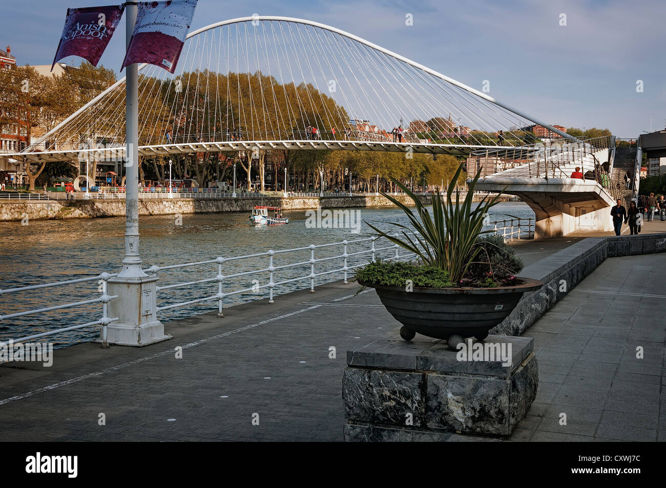 Zubizuri, ponte bianco, o Campo de Volantín, popolarmente in Calatrava, in un arco l'estuario del Nervión nella città di Bilbao, Paesi Baschi Foto Stock