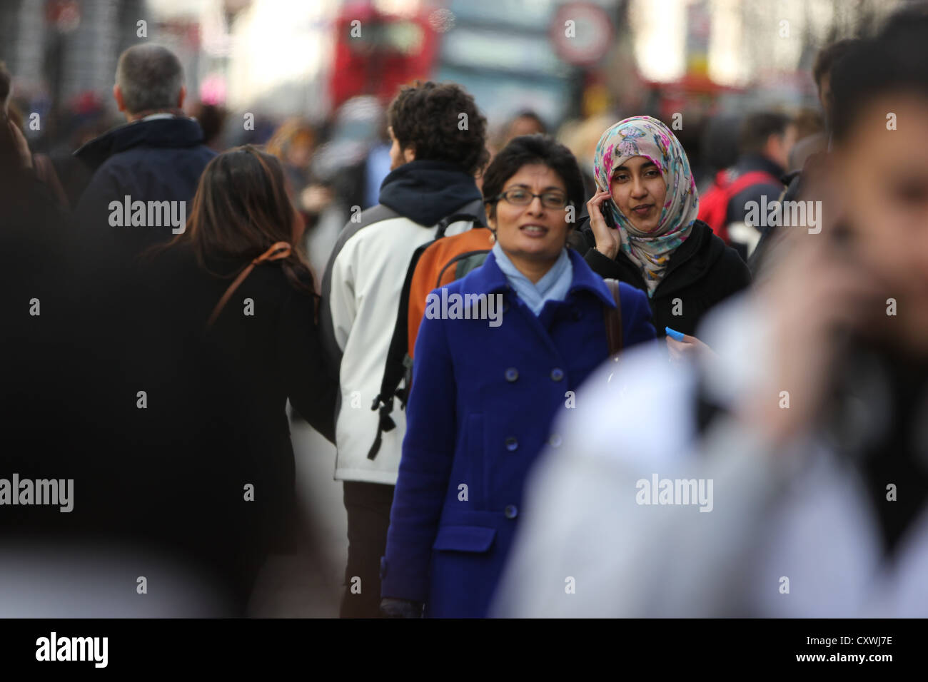 La gente in una strada trafficata nell Inghilterra del capitale Londra, pedoni, Oxford Street, England, Regno Unito, photoarkive Foto Stock