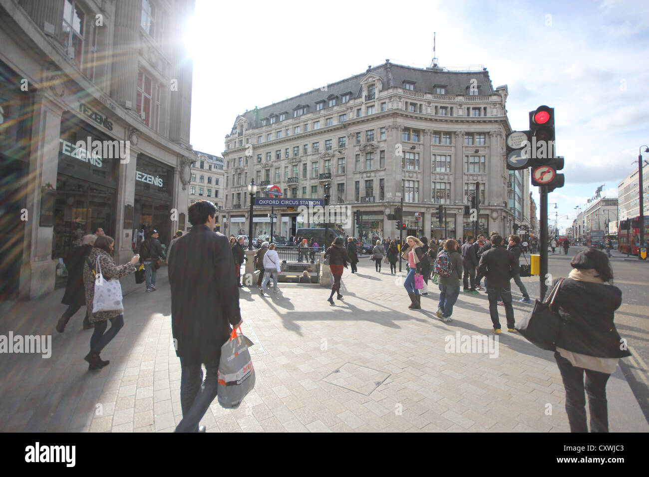 Oxford Circus tube station, Oxford Circus Highstreet, strada trafficata, persone photoarkive Foto Stock