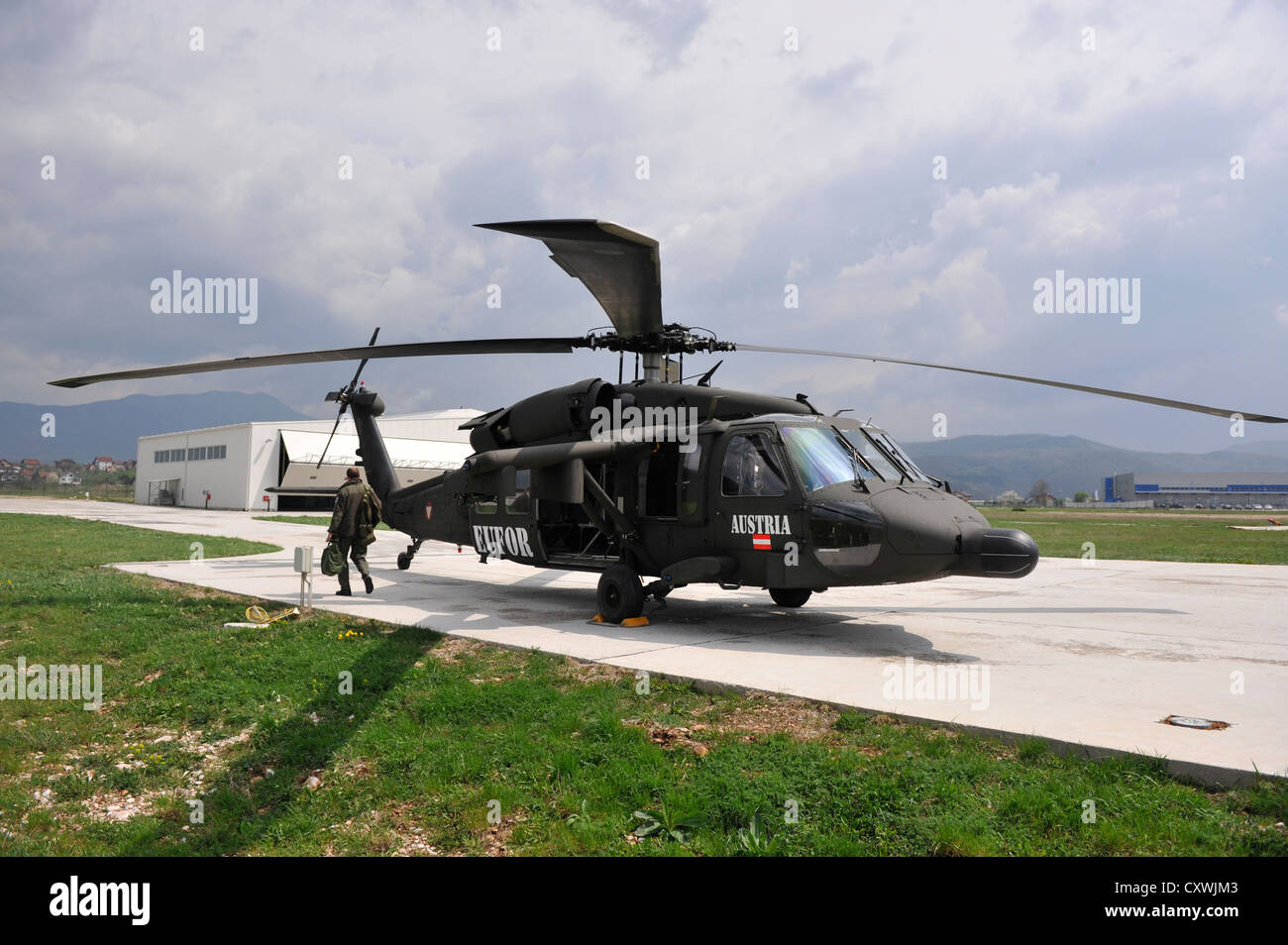 Un Sikorsky UH-60 Blackhawk elicottero nella NATO/EUFOR Camp Butmir a Sarajevo, Bosnia ed Erzegovina. Foto Stock