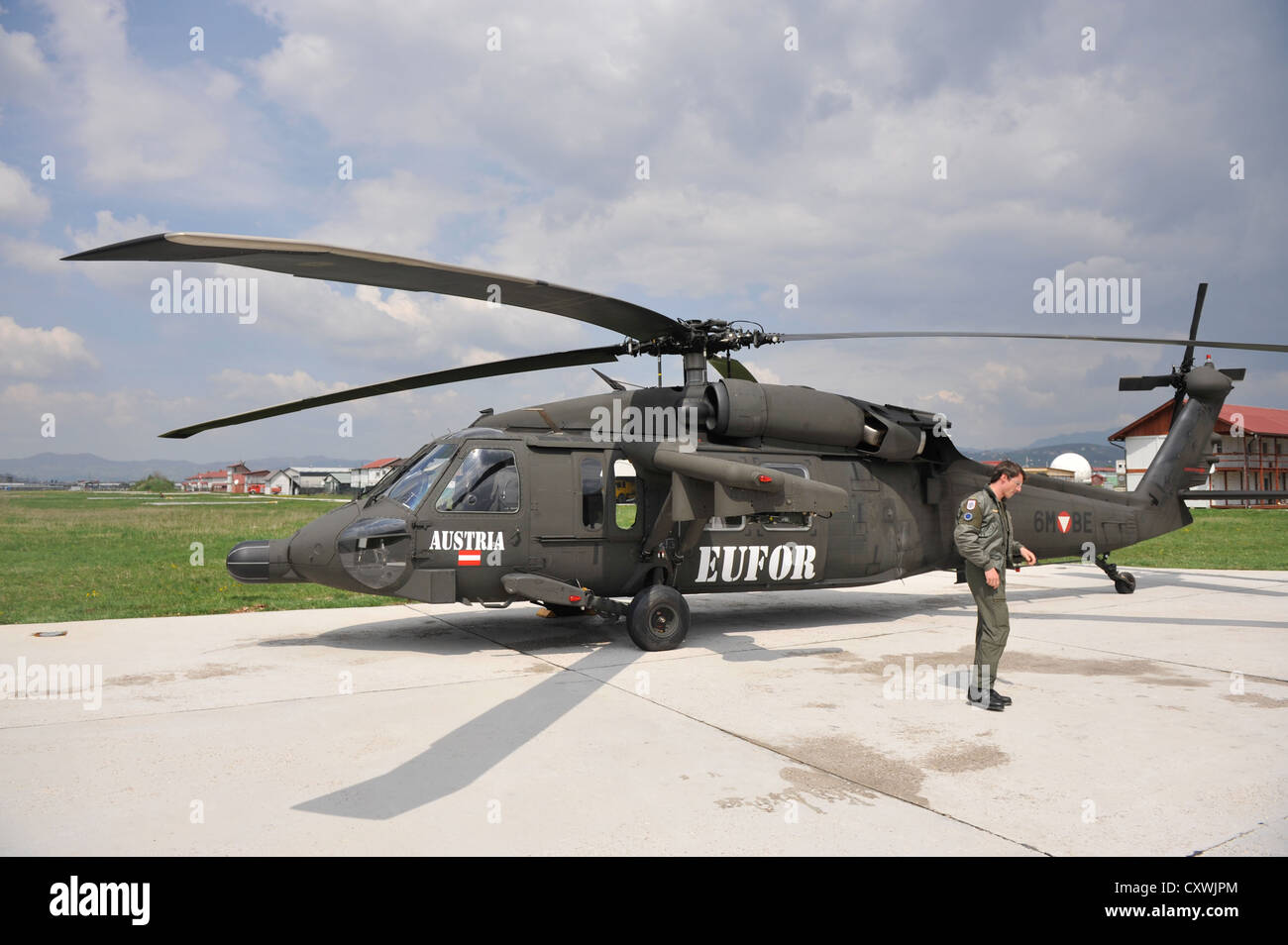 Un Sikorsky UH-60 Blackhawk elicottero nella NATO/EUFOR Camp Butmir a Sarajevo, Bosnia ed Erzegovina. Foto Stock