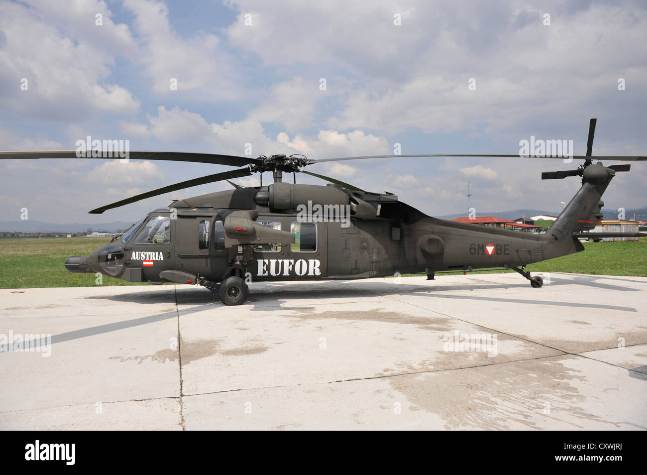 Un Sikorsky UH-60 Blackhawk elicottero nella NATO/EUFOR Camp Butmir a Sarajevo, Bosnia ed Erzegovina. Foto Stock