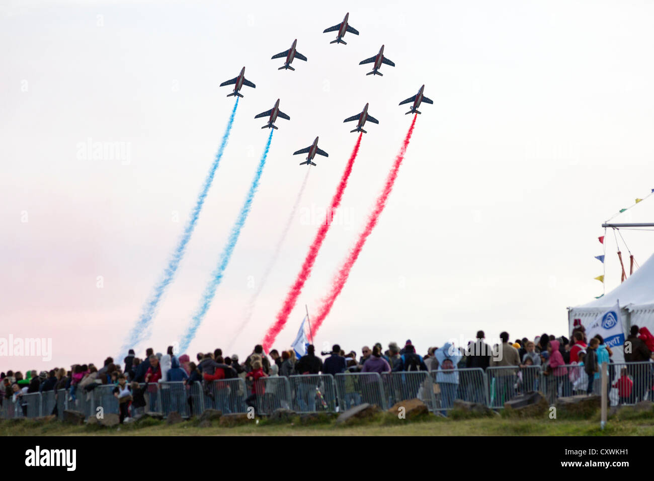 Una performance dai francesi che la pattuglia acrobatica (Patrouille de France) durante la Cervolix Air Festival. Alpha Jet E. Foto Stock