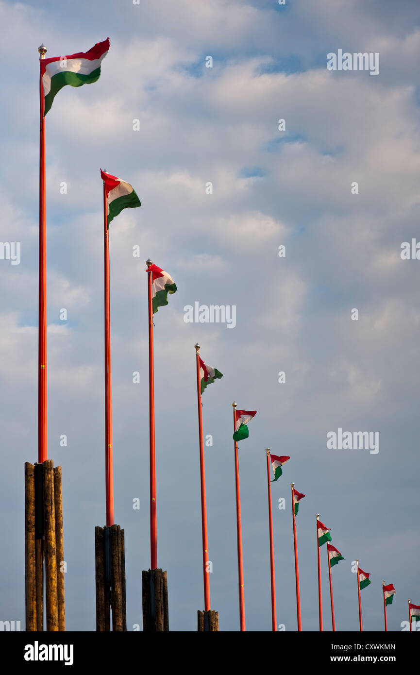 Bandiere ungherese vola vicino al Palazzo Alexander, Budapest Foto Stock