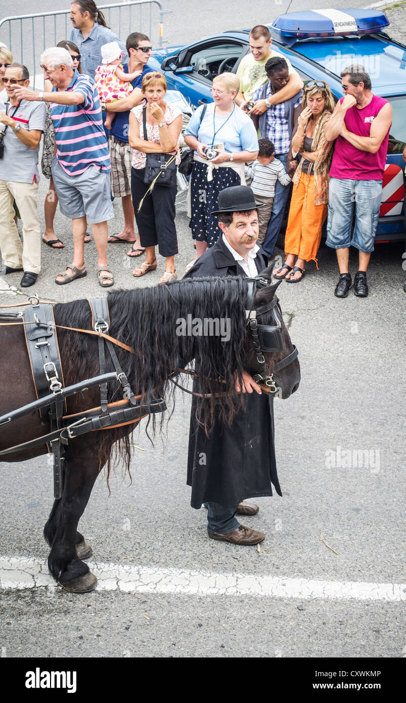 Uomo vestito da vecchio epicerie (alimentari) consegna l'uomo a Autrefois Le Couserons parade San Girons, Midi-Pirenei, Francia Foto Stock