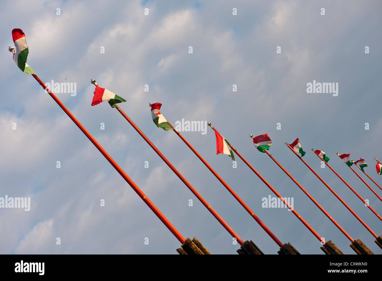 Bandiere ungherese vola vicino al Palazzo Alexander, Budapest Foto Stock