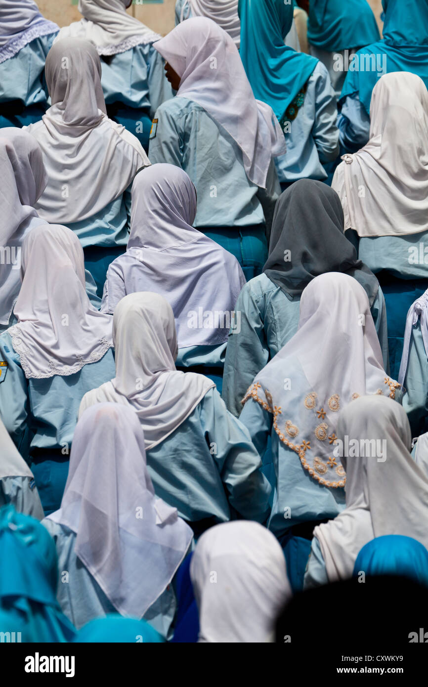 Gruppo di scuola musulmana ragazze a piazza Merdeka a Jakarta, Indonesia Foto Stock