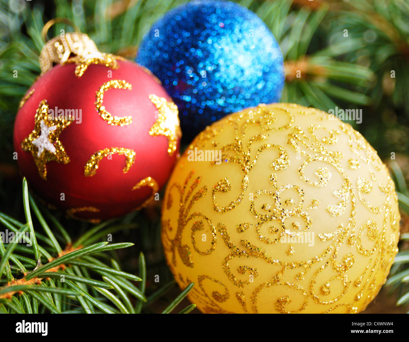 Le palle di Natale sull'albero di natale closeup Foto Stock