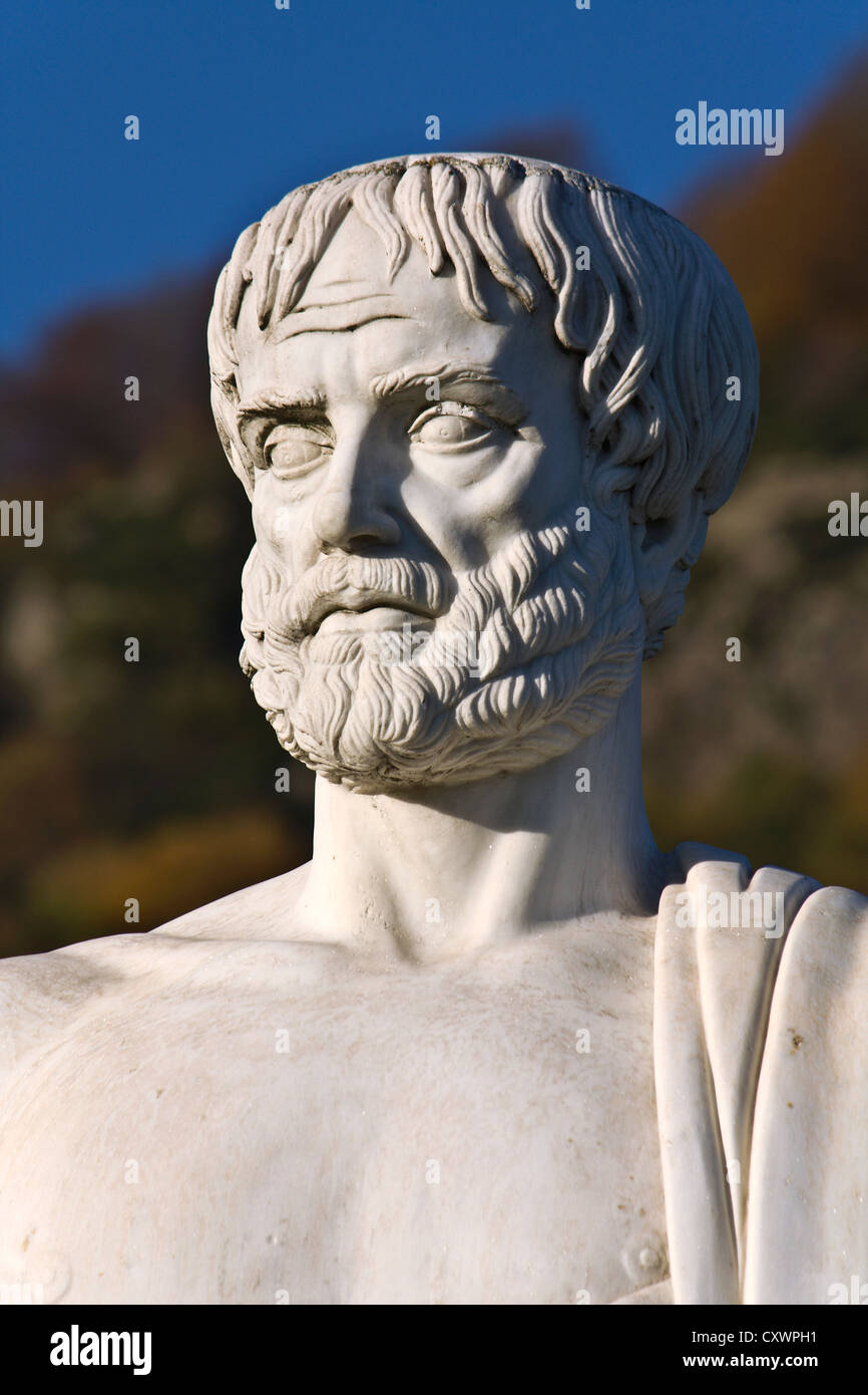 Aristotele statua si trova a Stageira della Grecia (luogo di nascita del filosofo) Foto Stock