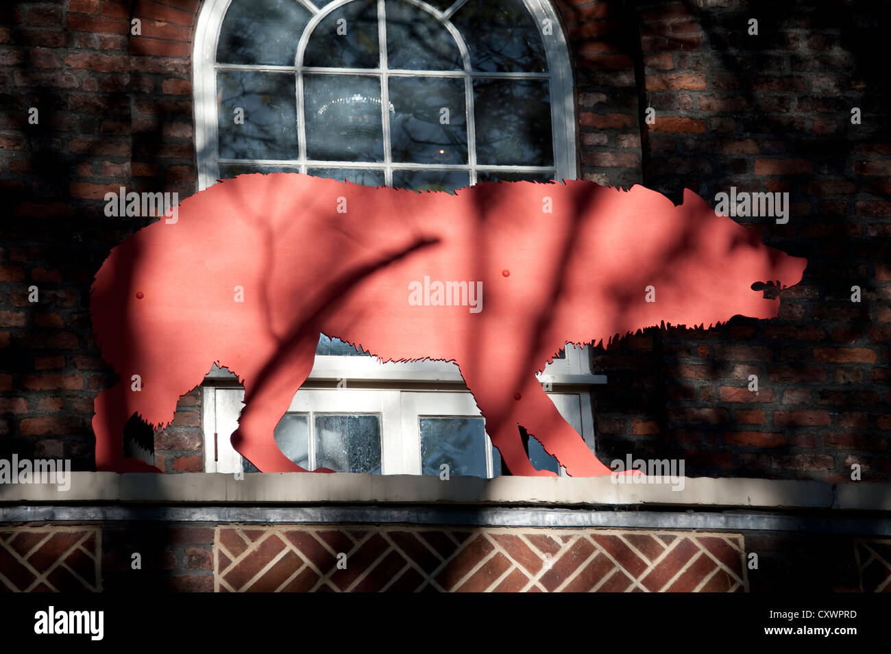 Il lupo rosso Fox intaglio scultura in acciaio nei boschi Foto Stock