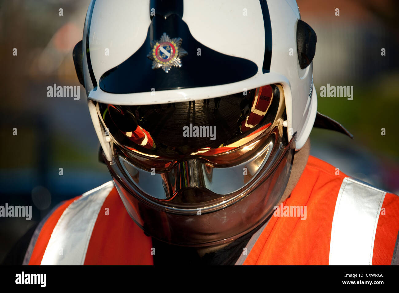 Pompiere Fireman Casco con visiera riflettente verso il basso guarda il rango di Manager Foto Stock