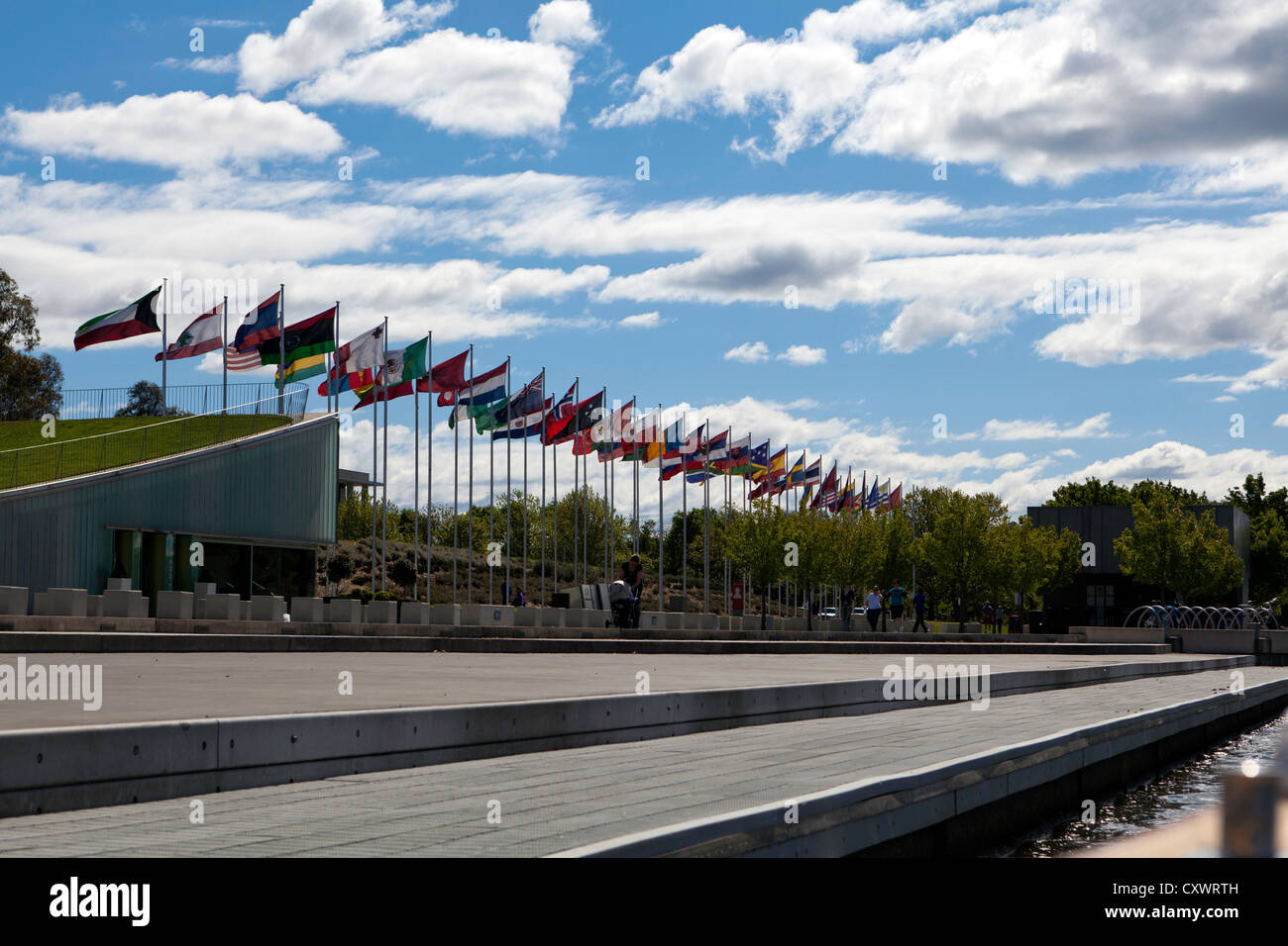 Bandiere internazionali al posto del Commonwealth, sul bordo meridionale del Lago Burley Griffin, Canberra, Australia Foto Stock