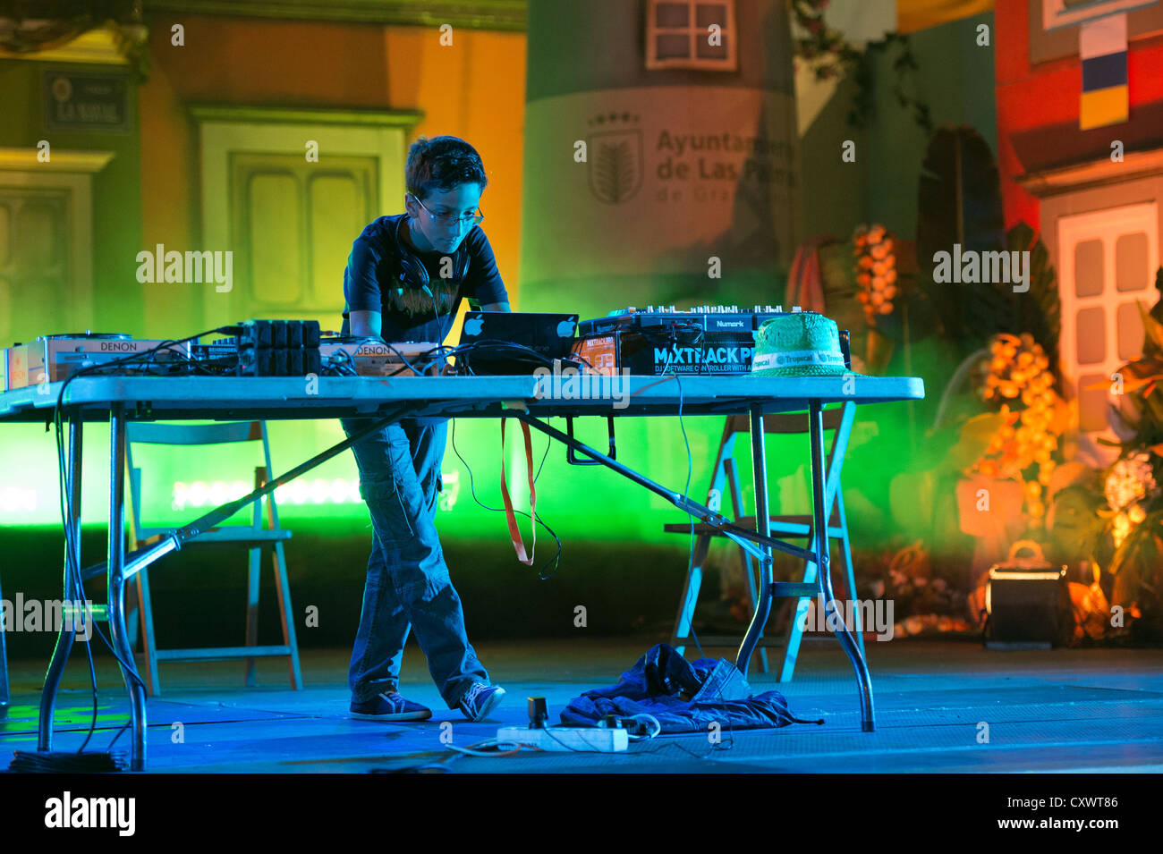 LAS PALMAS SPAGNA-ottobre 06, 2012: Unidentified 11 anni DJ, dalle isole Canarie, sul palco durante un festival locale Foto Stock