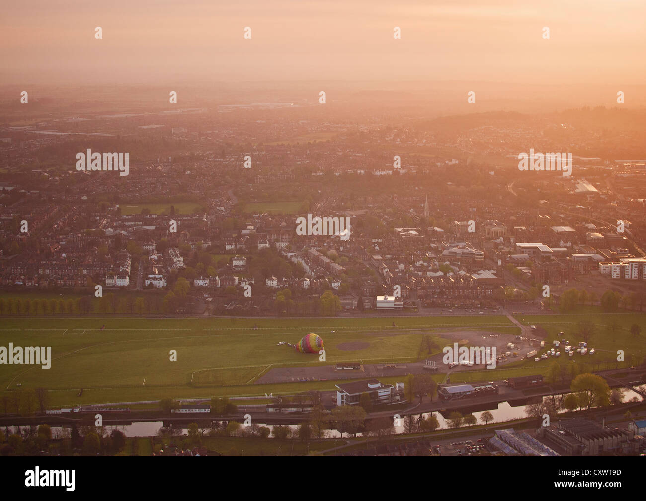 Vista aerea della città con parco urbano Foto Stock