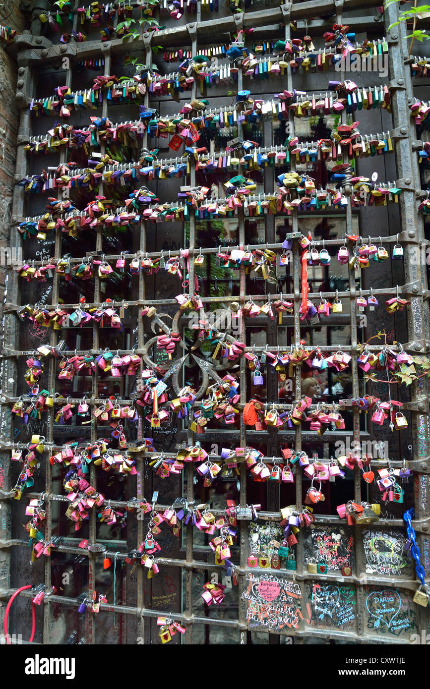 Lucchetti con amore i messaggi sul muro, la Casa di Giulietta, Verona,  provincia di Verona, regione Veneto, Italia Foto stock - Alamy