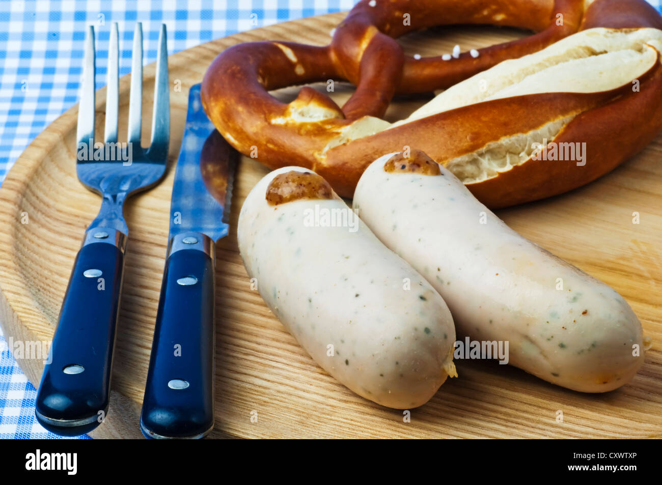 La salsiccia di vitello con pretzel e senape dolce Foto Stock