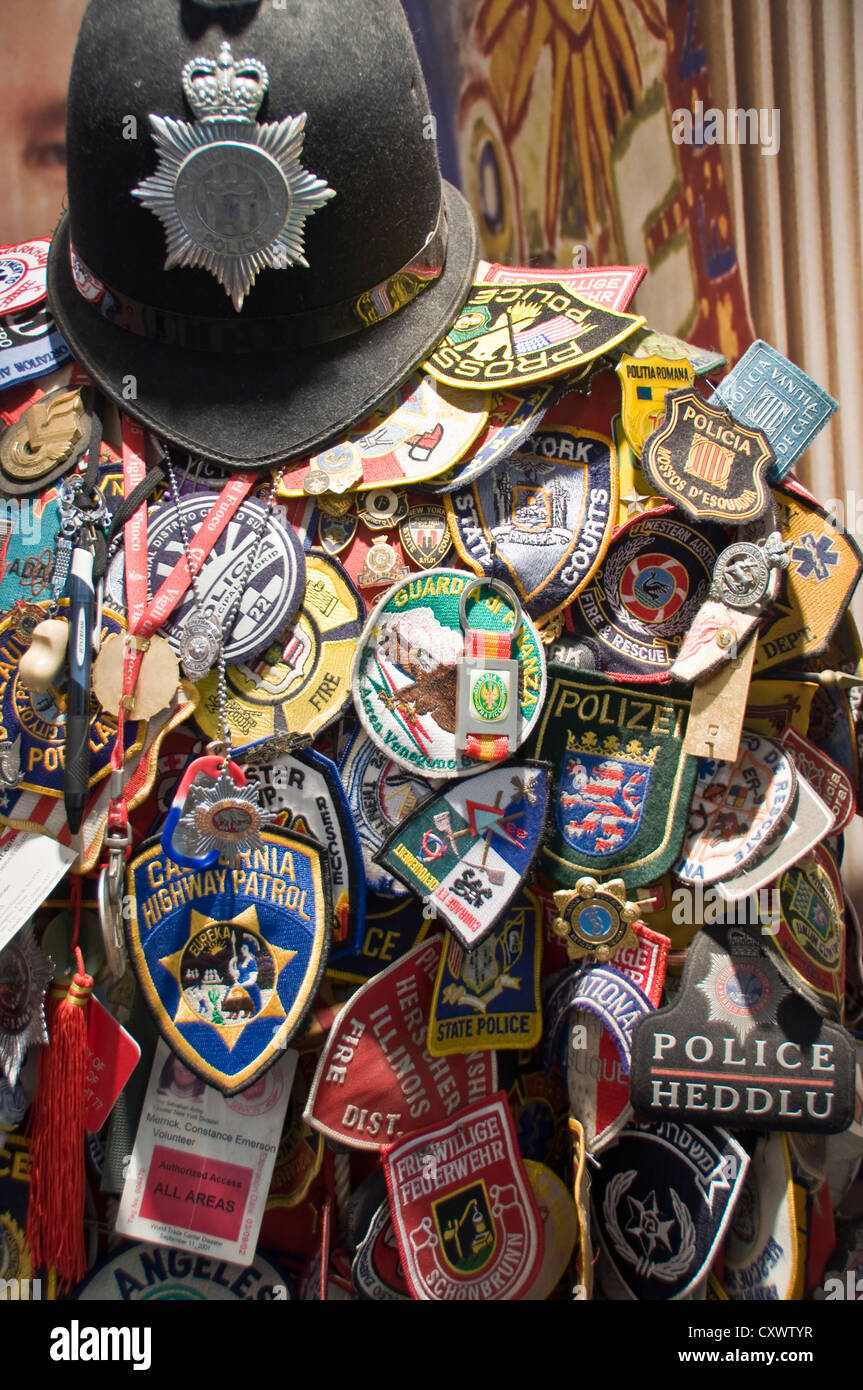 Casco di polizia e badge in memoria delle vittime del 9/11 - San Paolo cappella - New York City, Stati Uniti d'America Foto Stock Casco di polizia e badge in memoria delle vittime del 9/11 - San Paolo cappella - New York City, Stati Uniti d'America Foto Stock