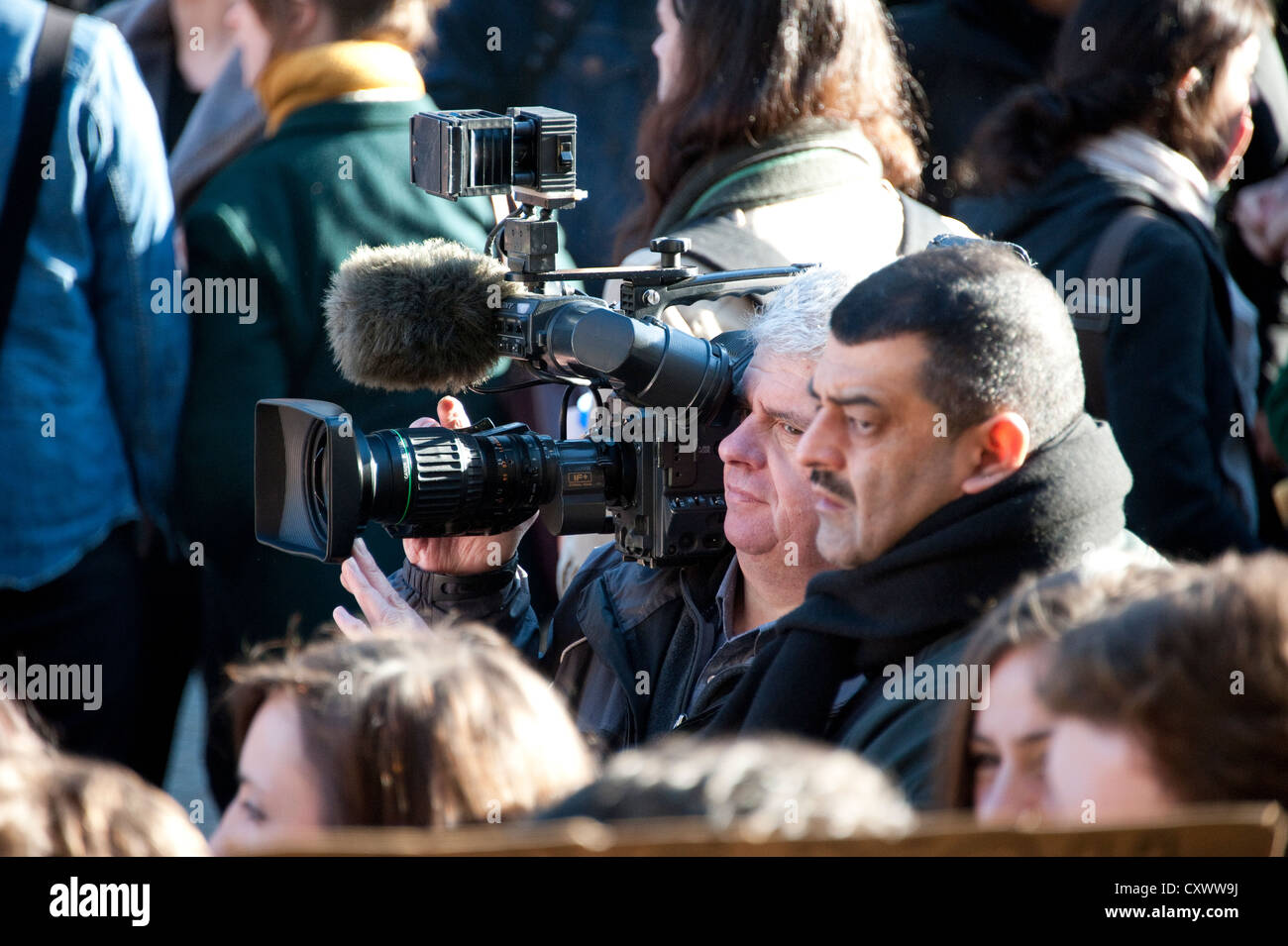 TV notizie cameraman con Bodyguard buttafuori protesta Foto Stock