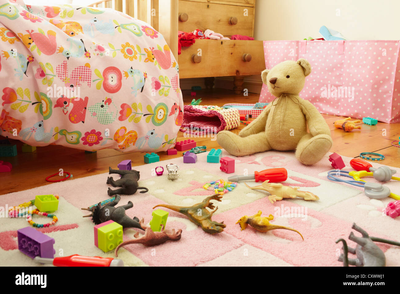 I giocattoli sul pavimento della camera bambino Foto Stock