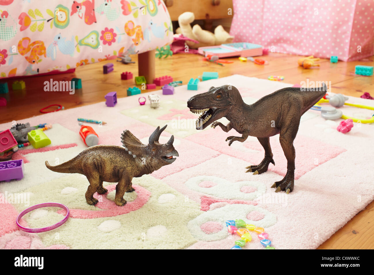 Due dinosauri combattimenti sulla camera bambino piano Foto Stock