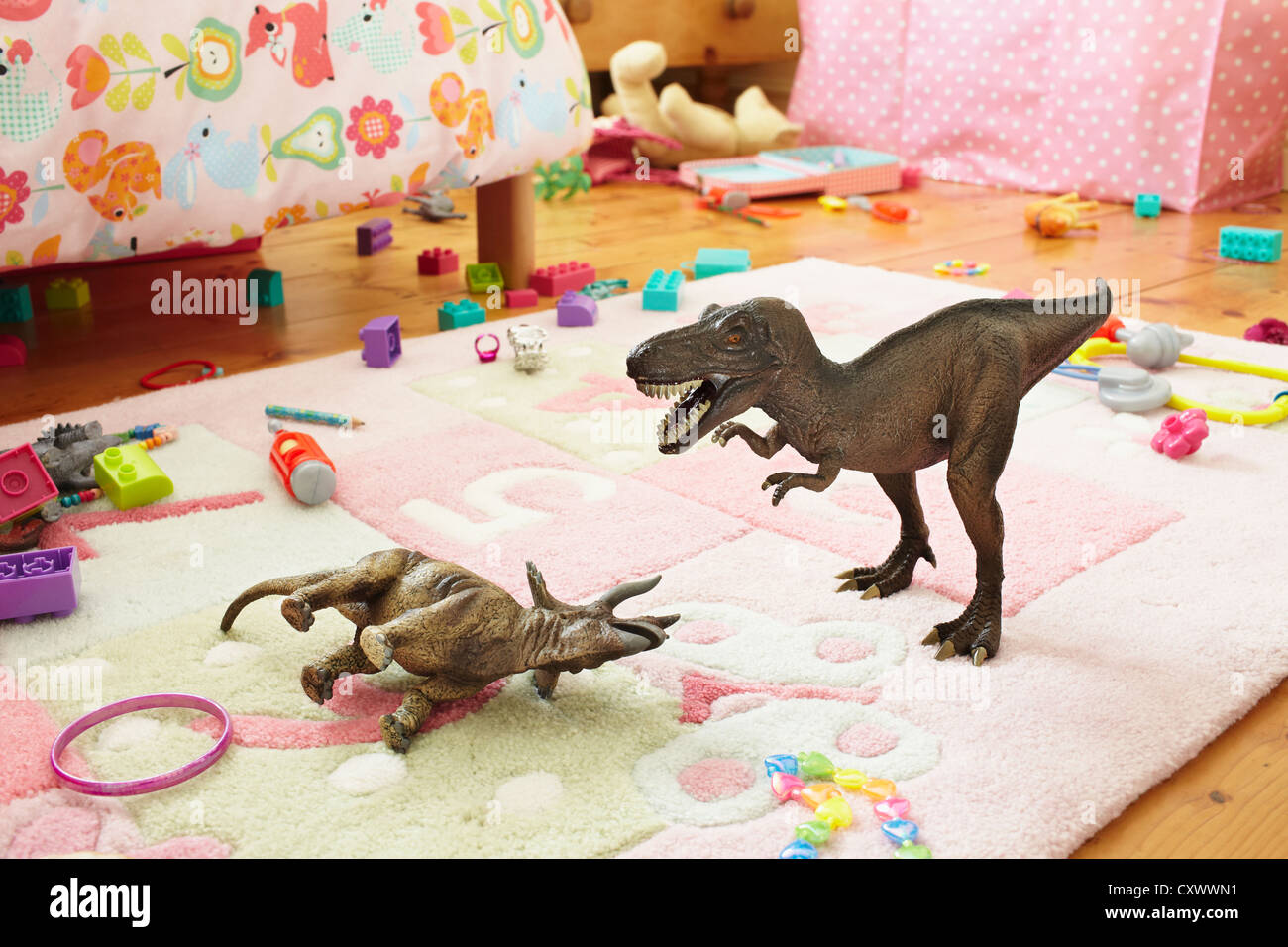 Due dinosauri combattimenti sulla camera bambino piano Foto Stock