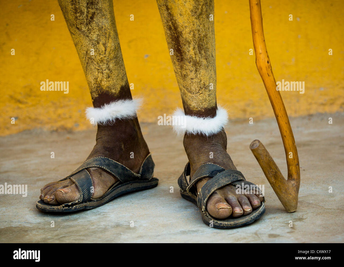 Dipinto di piedi di una tribù Dassanech uomo, Omorate, Valle dell'Omo, Etiopia Foto Stock