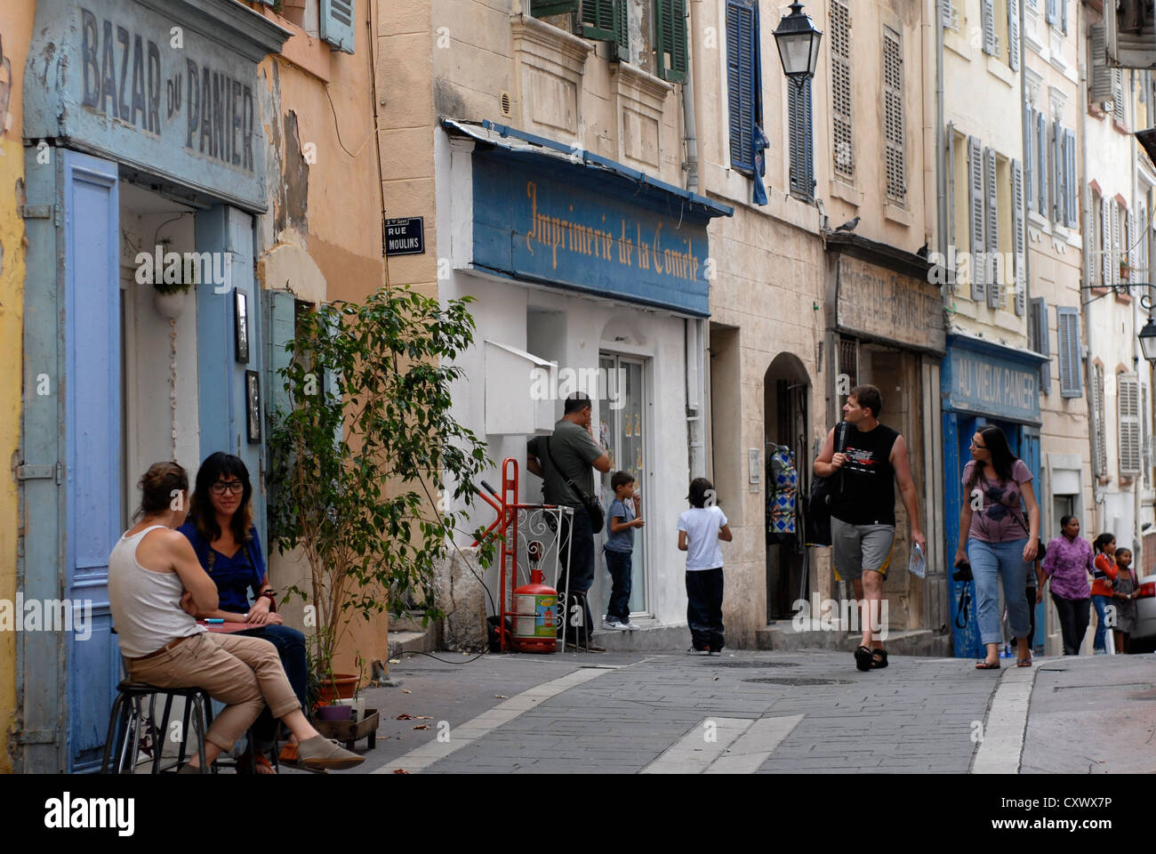 Persone, Street Bar, Rue du, Le Panier, Marsiglia Provence Alpes Cote d Azur, in Francia, in Europa, Foto Stock