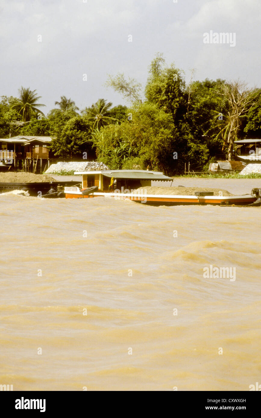 Il fiume Chao Phraya,imbarcazioni,taxi d'acqua,canali di irrigazione,chiatte, trasporto,arteria vitale per Bangkok, Tailandia Foto Stock