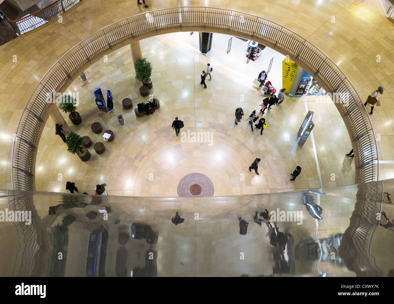 Parte del centro Shopping Bull Ring di Birmingham West Midlands come visto da Selfridges gallery. Foto Stock