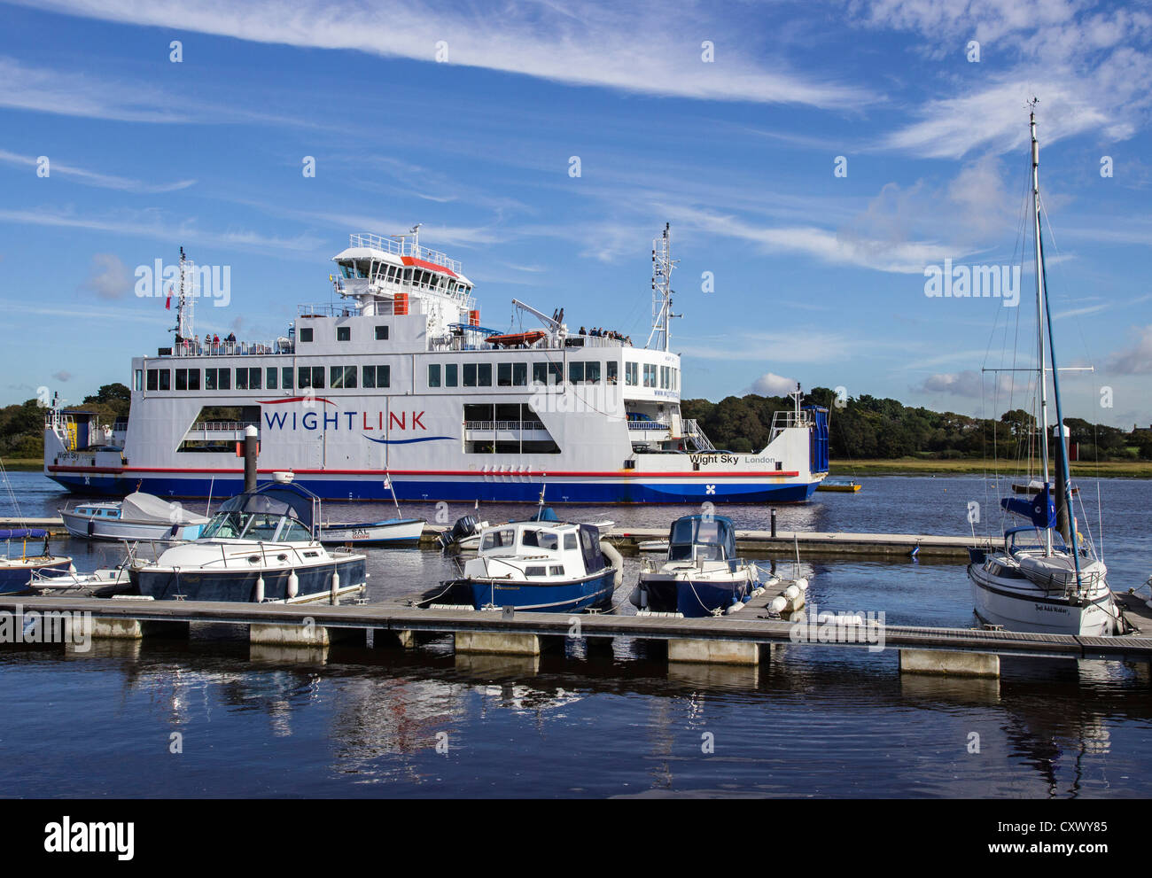 Wightlink traghetto per auto lasciando Lymington con Marina barche in primo piano, Hampshire, Inghilterra, Regno Unito. Europa Foto Stock