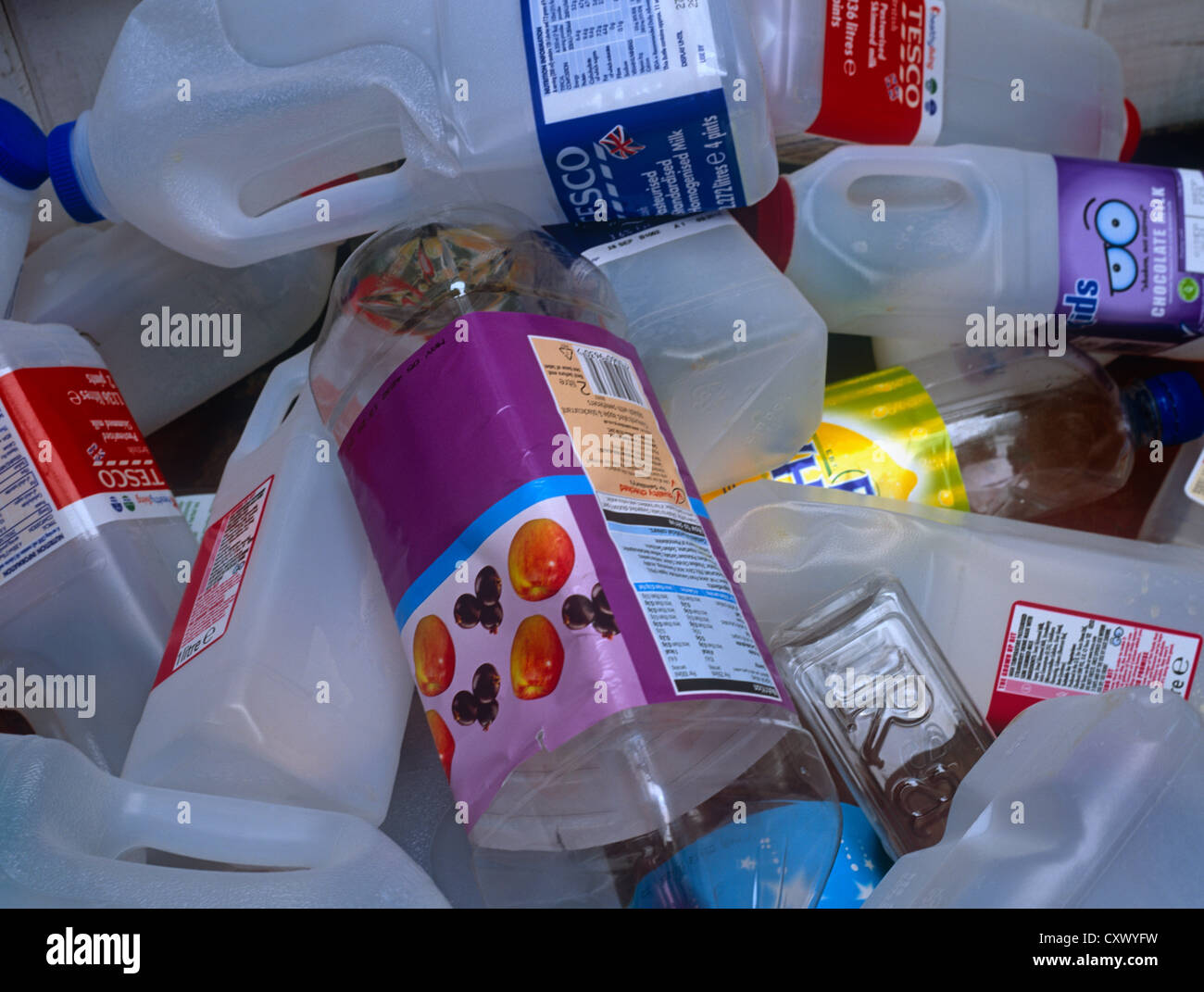 Chiudere il colpo di diverse bottiglie di plastica per il riciclaggio Foto Stock
