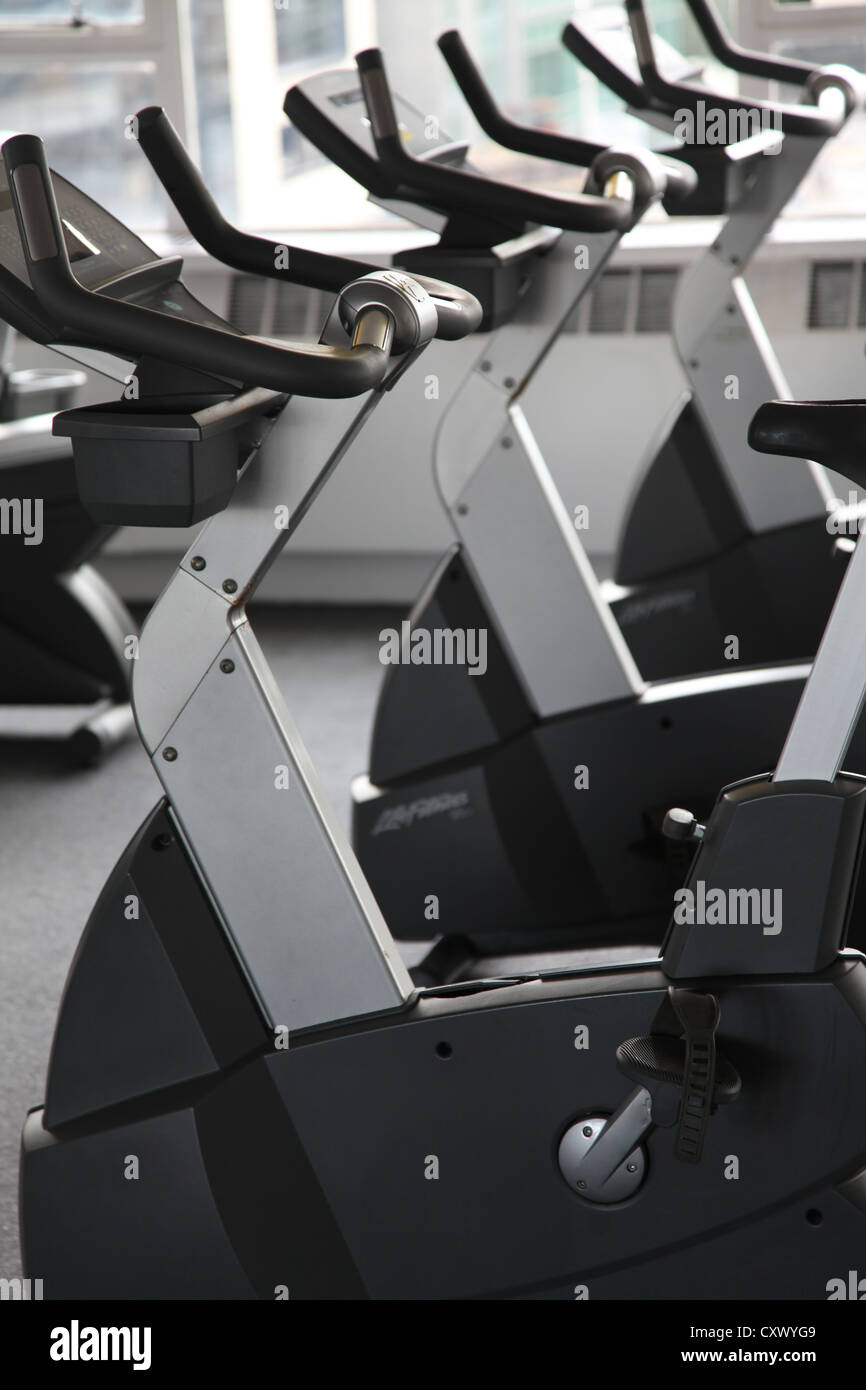 Esercizio di bicicletta cardio gym attrezzatura ciclistica Foto Stock