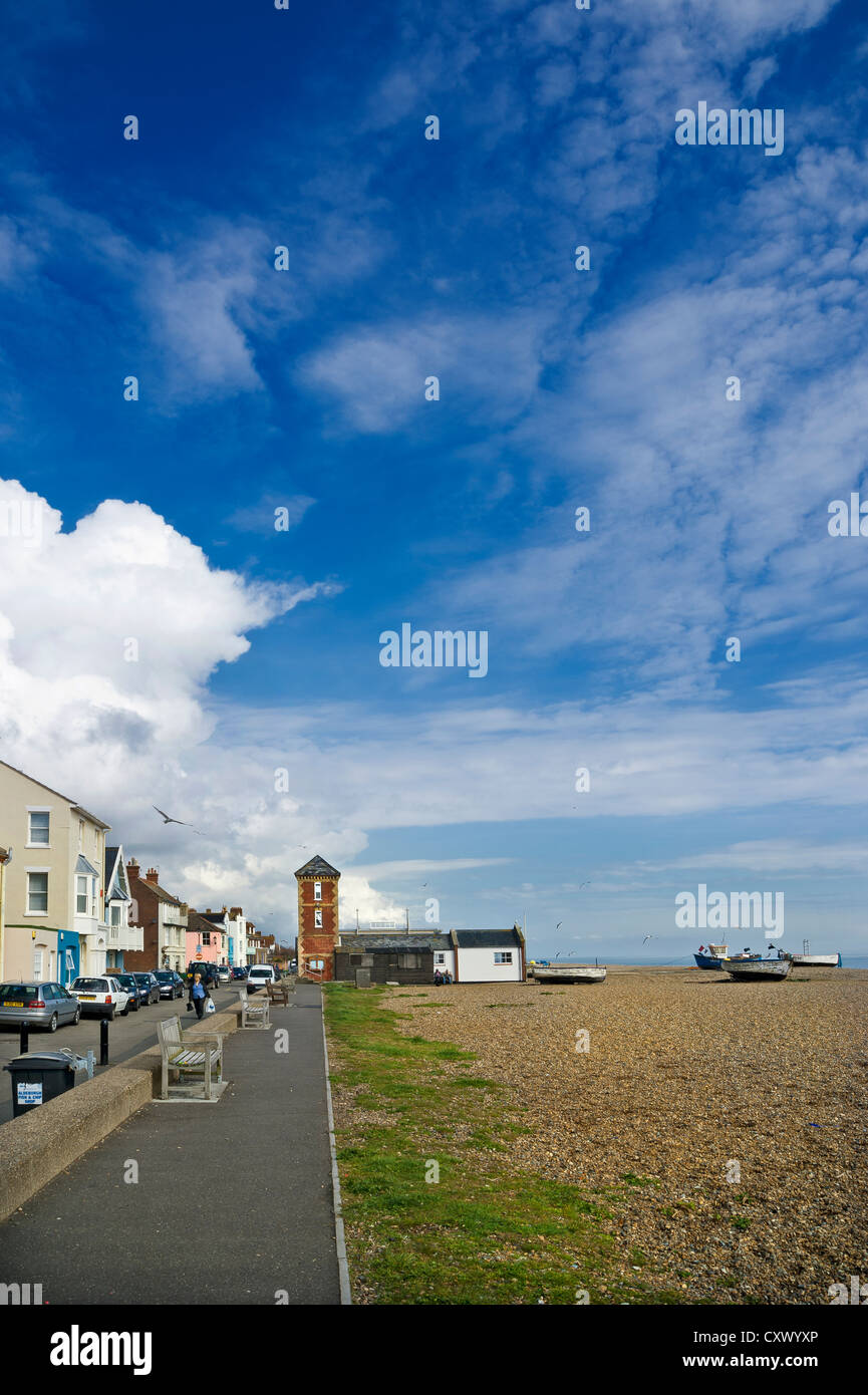 Lungomare sul percorso di Cragg in Aldeburgh con il nord della torre di vedetta all'orizzonte Foto Stock