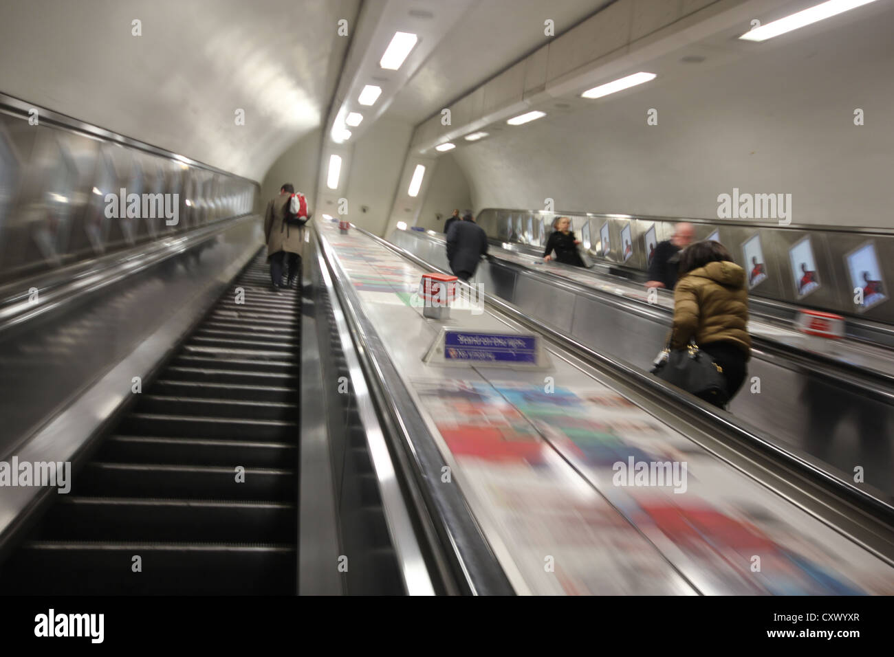 London, England, Regno Unito, scala del tubo, le scale, le persone sulla scala che sale, scale mobili Foto Stock