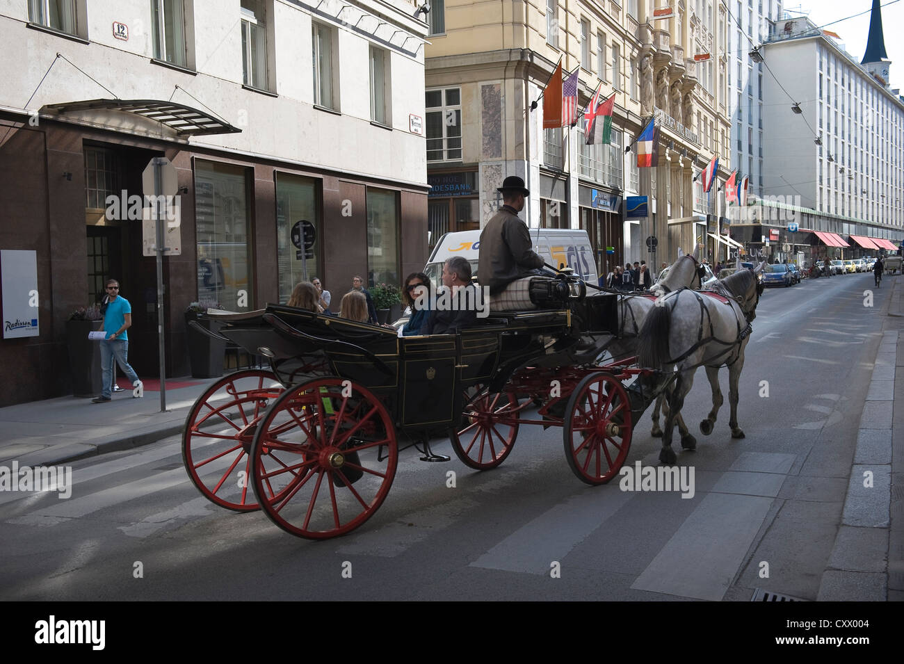La famiglia facendo un giro in un tradizionale carrozza trainata da cavalli nel centro di Vienna, Austria Foto Stock