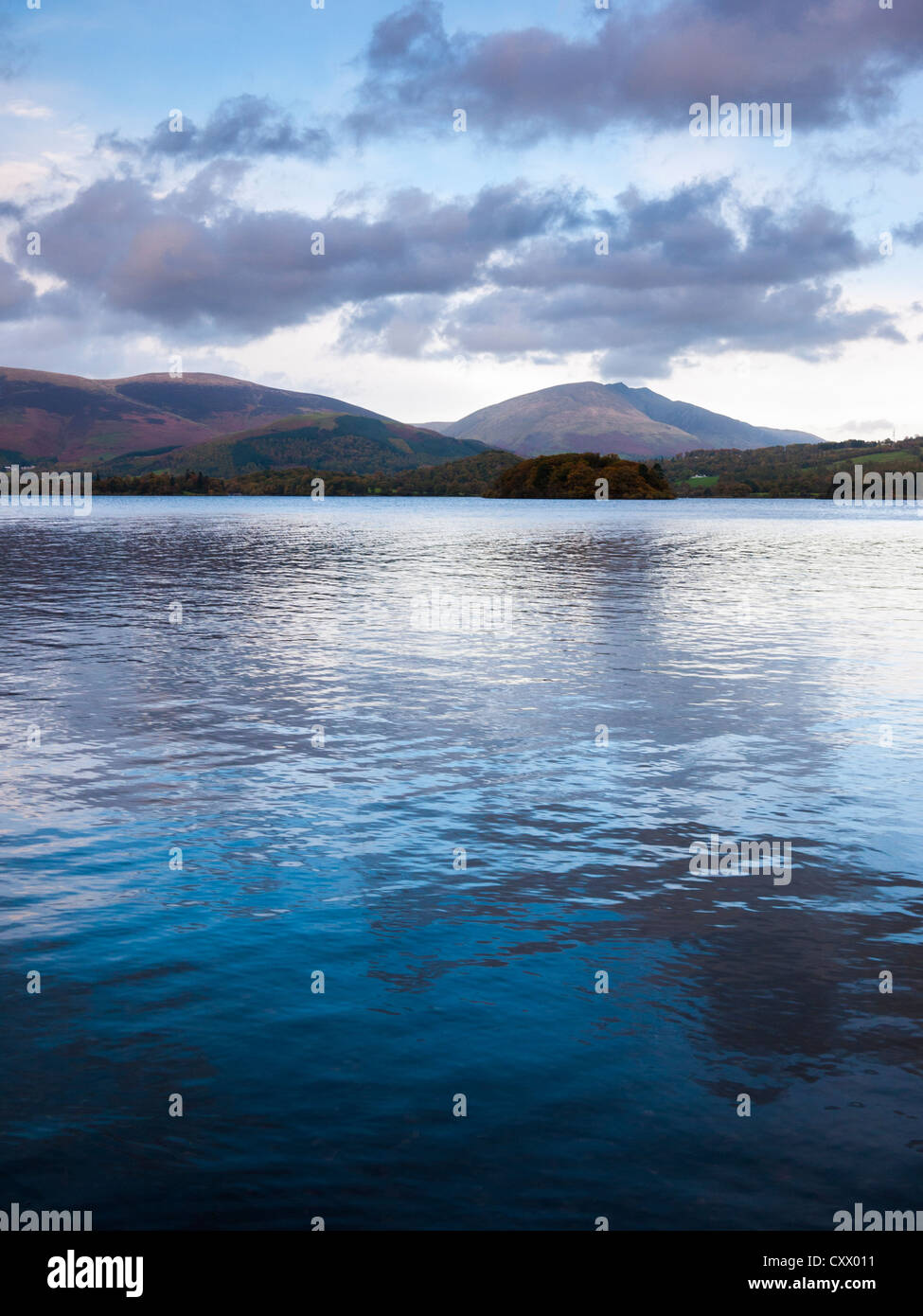 Le acque calme di Derwent acqua al crepuscolo nel Lake District vicino a Keswick, Cumbria, Inghilterra Foto Stock