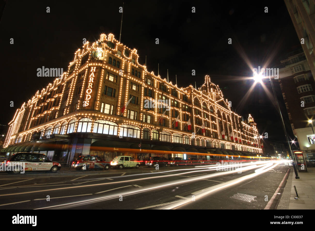 London, Londra, città, in Europa, una bella immagine di Nightsbridge Harrods di notte Foto Stock