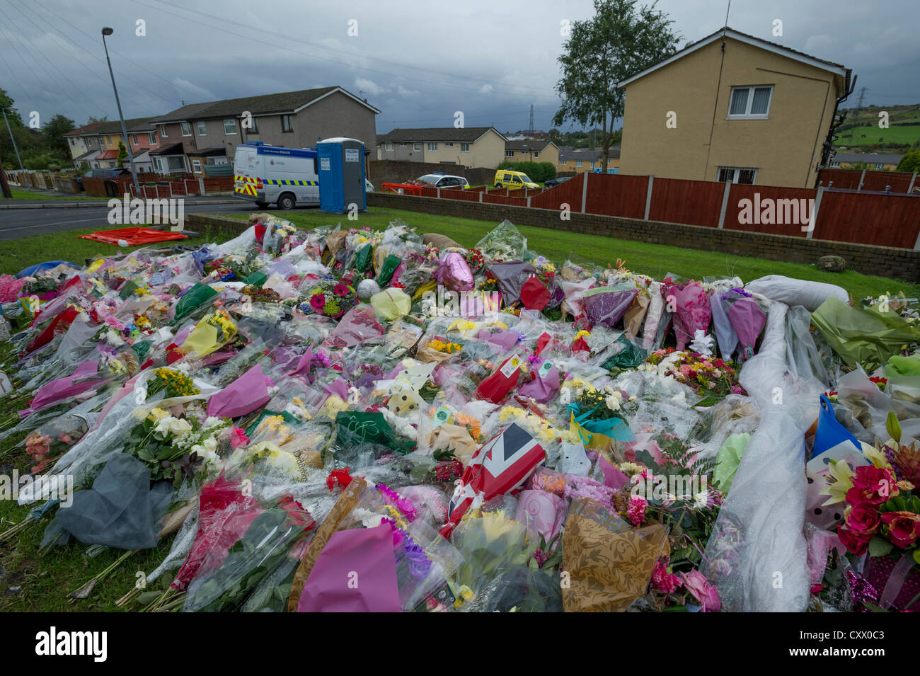 Omaggio floreale per le due WPC è assassinato in Mottram, Manchester Foto Stock