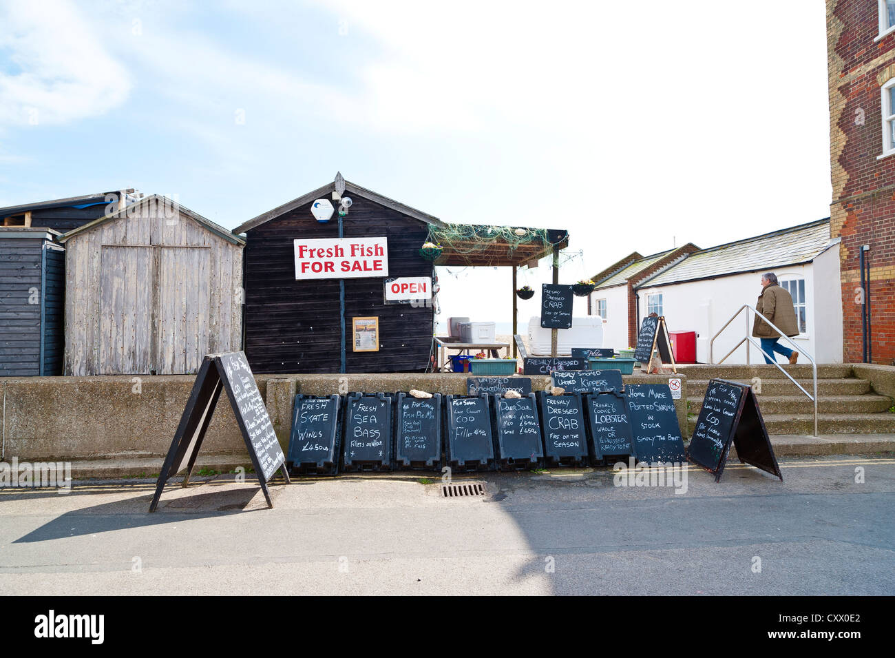 Un uomo di andare a comprare un po' di pesce da un pescatore il capanno di vendita di pesce fresco in Aldeburgh, Suffolk sulla costa orientale dell'Inghilterra Foto Stock