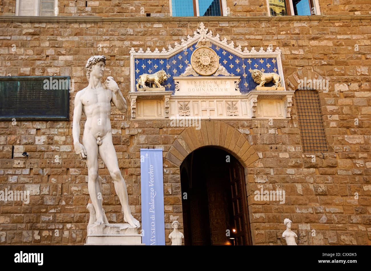 Una copia di Michelangelo della statua di Davide nella posizione originale di Davide di fronte al Palazzo Vecchio di Firenze, Italia. Foto Stock