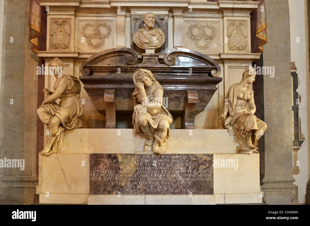 La tomba di Michelangelo Buonarroti nella Basilica di Santa Croce, Firenze, Italia. Morì a Roma il Feb 18th. 1564, all'età di 8 anni Foto Stock