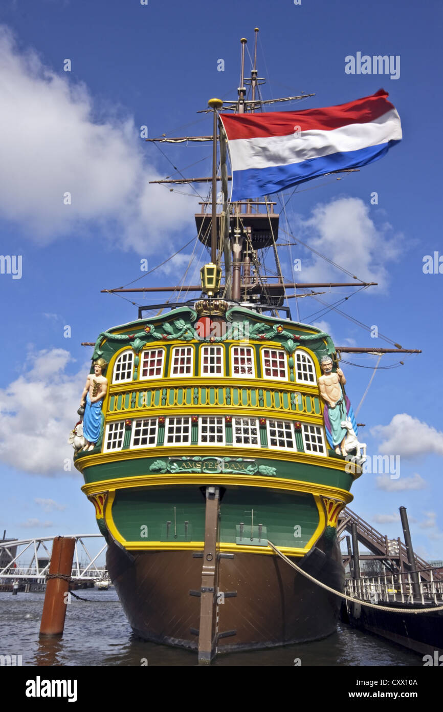 VOC nave nel porto di Amsterdam Paesi Bassi con l'olandese bandiera nazionale Foto Stock