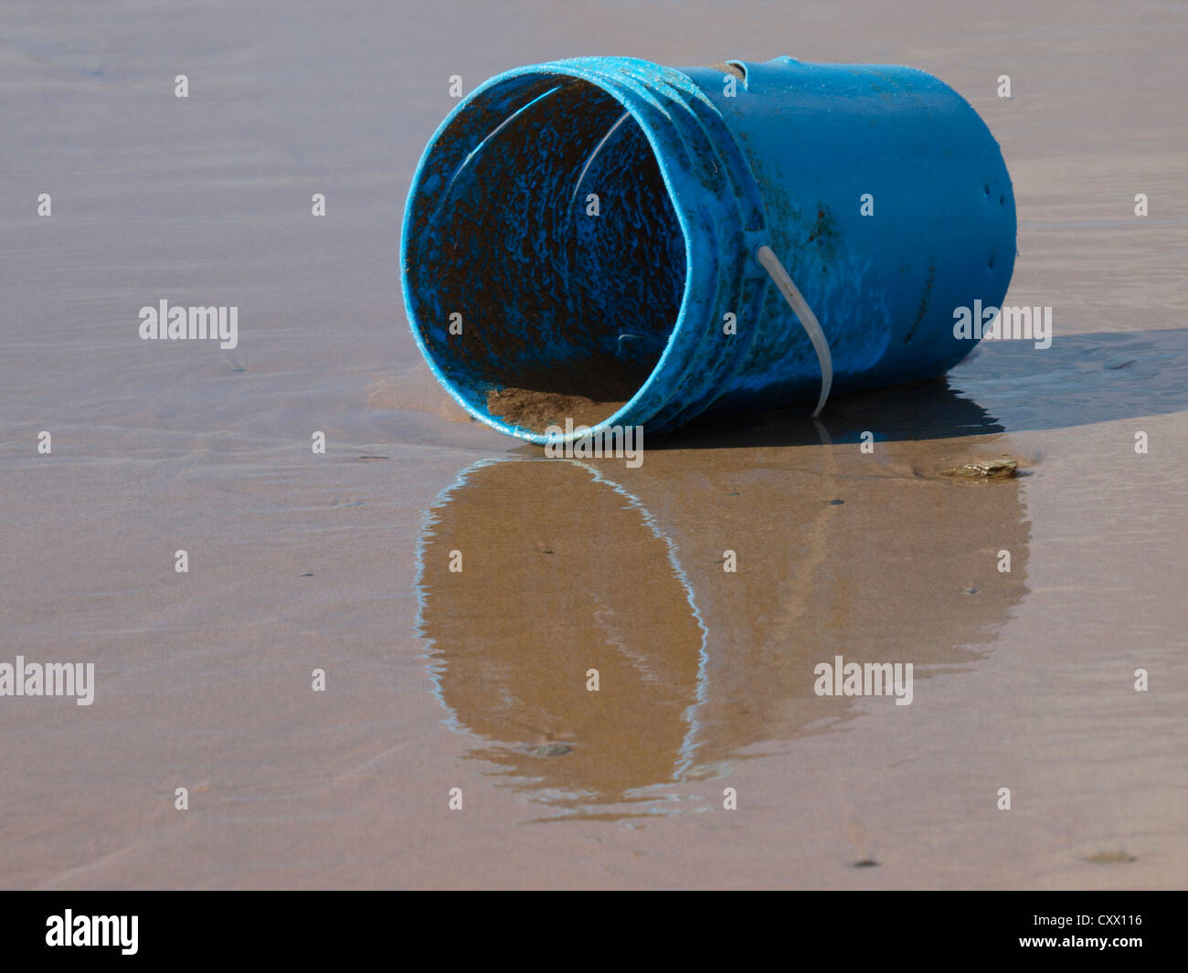 Il vecchio secchio lavato fino sulla spiaggia, Cornwall, Regno Unito Foto Stock