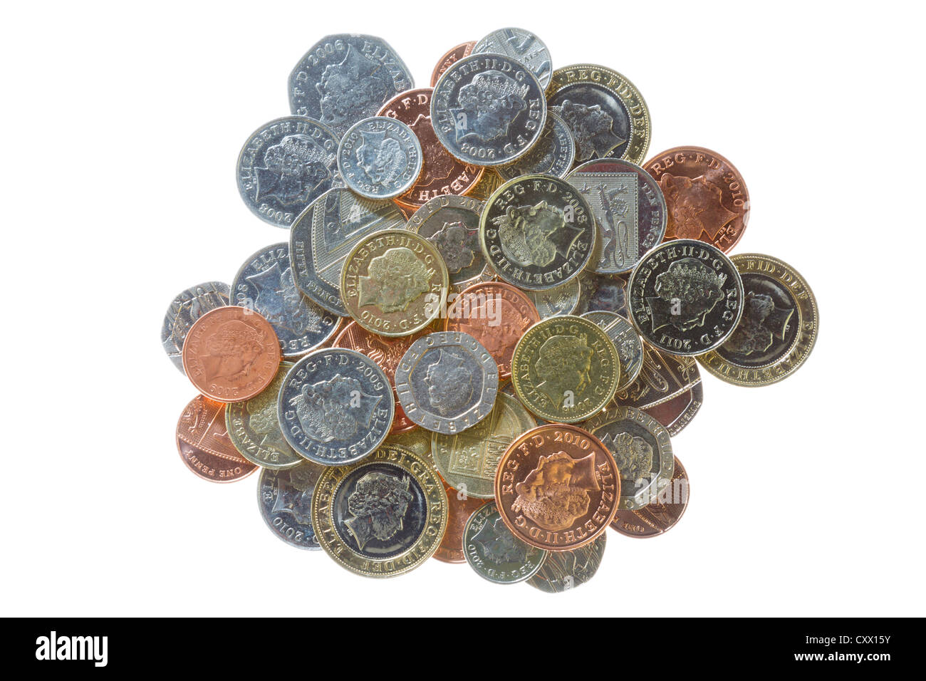 Parte superiore verso il basso sulla pila di British UK denaro sterling monete in vari tagli isolato su uno sfondo bianco dal di sopra. In Inghilterra La Gran Bretagna Foto Stock