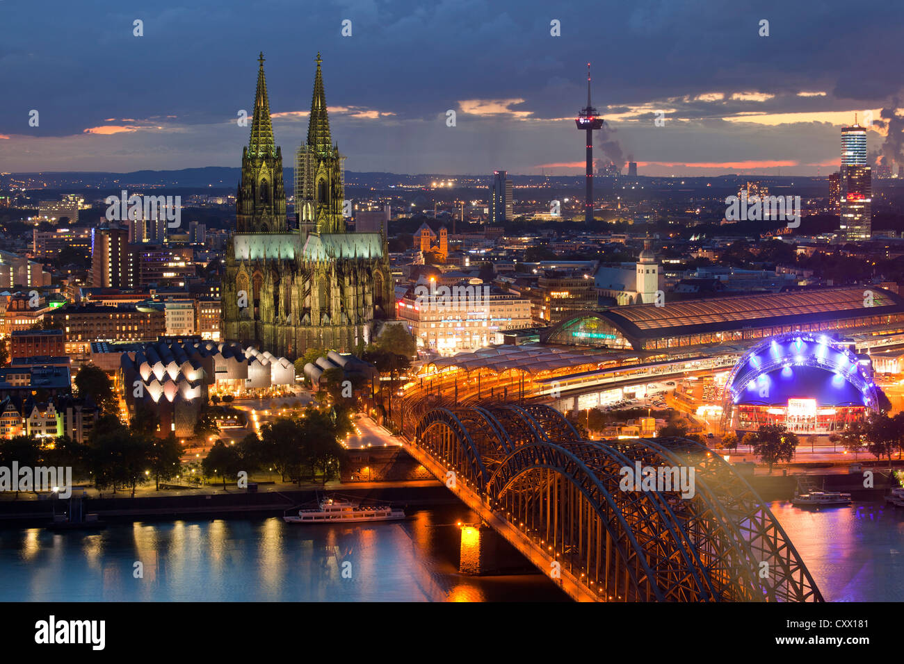 Vista della città di Colonia di notte con la cattedrale di Colonia, il Reno, il Musical Dome e ponte di Hohenzollern, Colonia, Germania Foto Stock