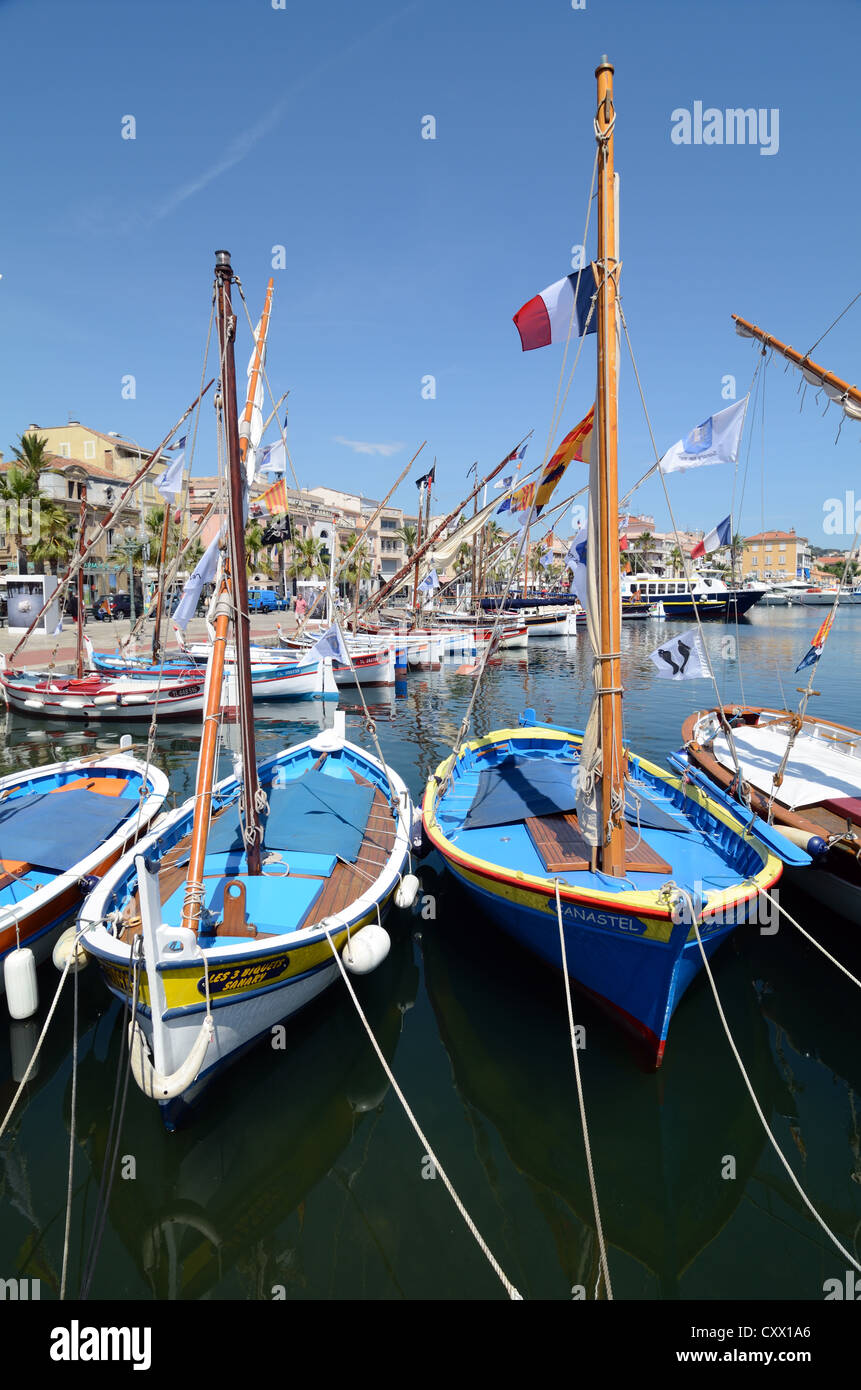 Barche da pesca in legno colorate o colorate, conosciute come Pointu, nel porto o porto di Sanary-sur-Mer Var Provence France Foto Stock