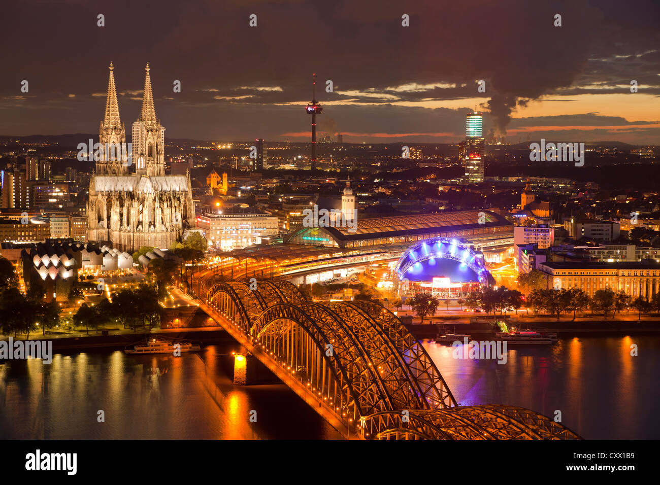 Vista della città di Colonia di notte con la cattedrale di Colonia, il Reno, il Musical Dome e ponte di Hohenzollern, Colonia, Germania Foto Stock